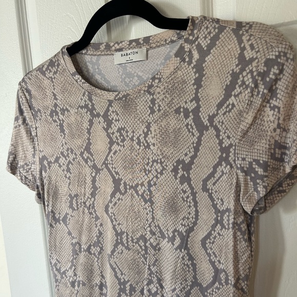 Aritzia Babaton tan snake tee crop top size s - Picture 4 of 5